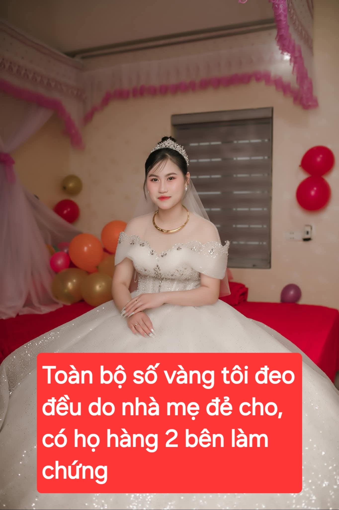 Có thể là hình ảnh về 2 người và văn bản cho biết 'Toàn bộ số vàng tôi đeo đều do nhà mẹ đẻ cho, có họ hàng 2 bên làm chứng'