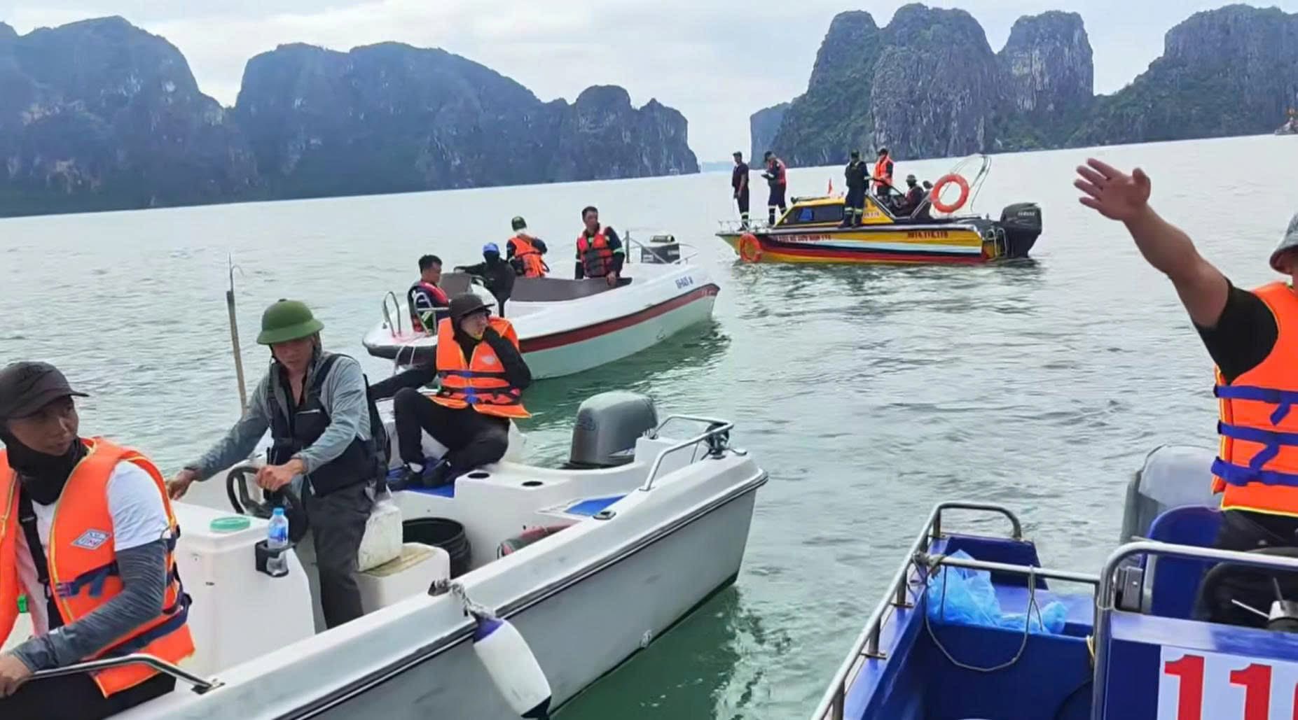 Có thể là hình ảnh về 10 người và thuyền