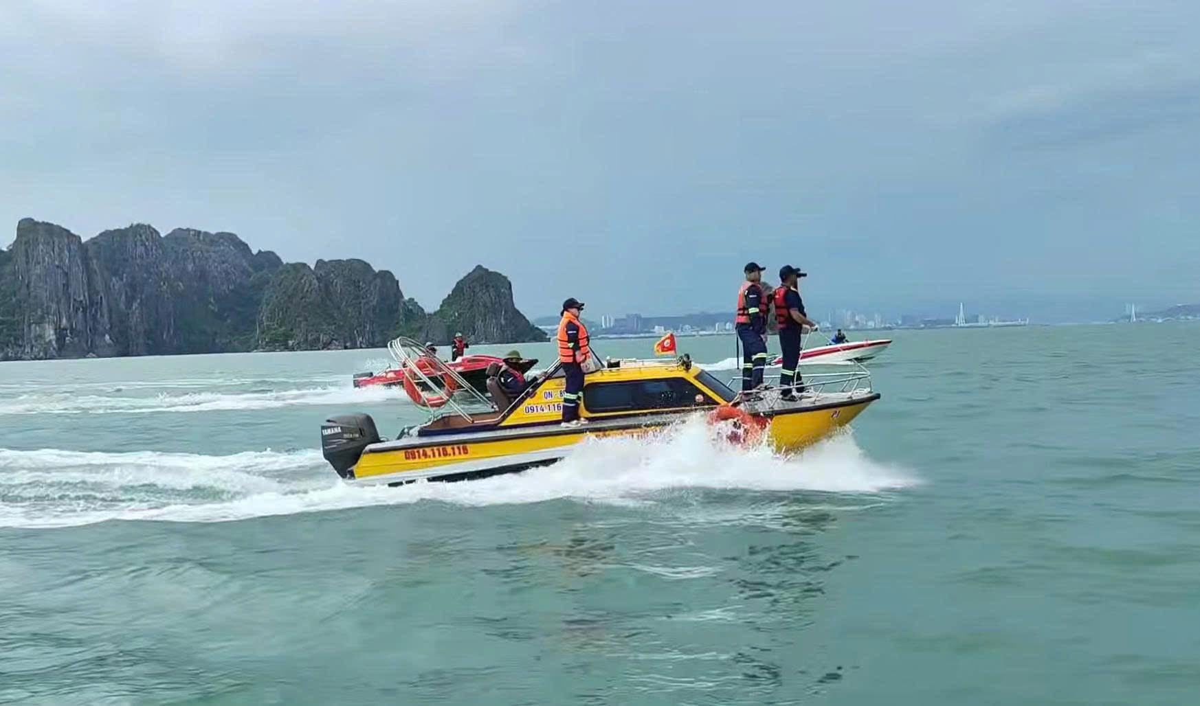 Có thể là hình ảnh về 4 người, mô tô nước, thuyền và văn bản