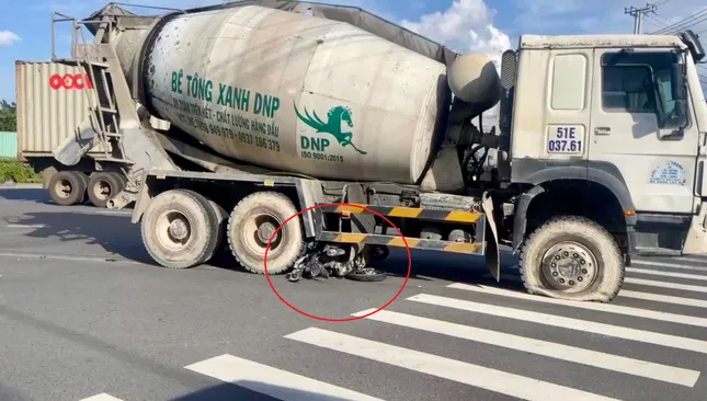 Clip: Mẹ đơn thân chạy xe ôm nuôi con bị xe bồn cuốn vào gầm tử vong- Ảnh 1. Clip: Mẹ đơn thân chạy xe ôm nuôi con bị xe bồn cuốn vào gầm tử vong- Ảnh 1.
