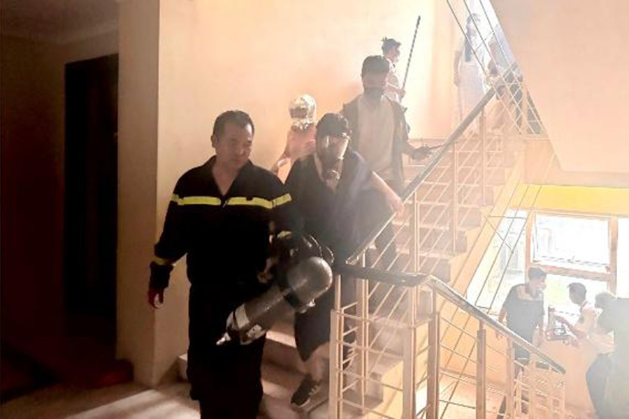 chay-iputra-3 Lực lượng CC&CNCH tổ chức hướng dẫn thoát nạn và giải cứu hai người dân bị ảnh hưởng bởi khói. Ảnh: Công an Hà Nội