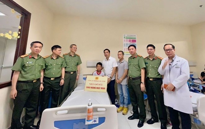 Công an Quảng Ninh nhận đỡ đầu cháu bé may mắn sống sót trong vụ tàu du lịch đắm