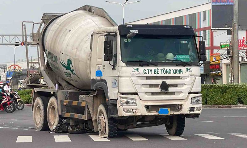 hien-truong-vu-tai-nan-lam-nu-tai-xe-xe-om-tu-vong-064409 Hiện trường vụ tai nạn làm nữ tài xê xe ôm tử vong