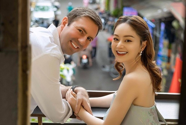 Chuyện tình của nữ diễn viên Việt nổi tiếng với chồng Tây cao 2m: Hẹn hò sau 3 ngày gặp gỡ, 8 năm không đám cưới, dừng lại đầy tiếc nuối- Ảnh 1. Chuyện tình của nữ diễn viên Việt nổi tiếng với chồng Tây cao 2m: Hẹn hò sau 3 ngày gặp gỡ, 8 năm không đám cưới, dừng lại đầy tiếc nuối- Ảnh 1.