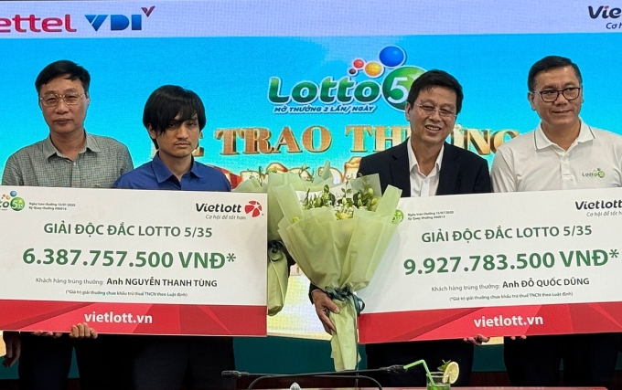 Anh Đỗ Quốc Dũng (thứ hai từ phải) nhận giải 9,9 tỷ và anh Nguyễn Thanh Tùng (thứ hai từ trái) nhận giải 6,38 tỷ đồng chiều 15/7 ở Hà Nội. Ảnh: Anh Tú