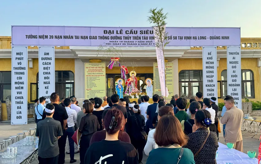quang-ninh-to-chuc-dai-le-cau-sieu-tuong-niem-39-nan-nhan-vu-tai-nan-tau-tren-vinh-ha-long-2.jpg