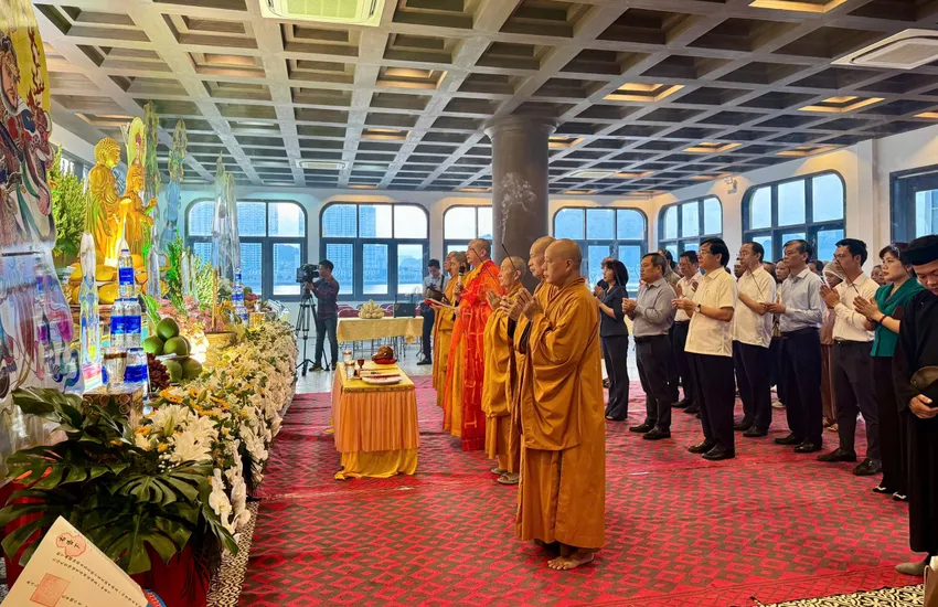 quang-ninh-to-chuc-dai-le-cau-sieu-tuong-niem-39-nan-nhan-vu-tai-nan-tau-tren-vinh-ha-long-3.jpg