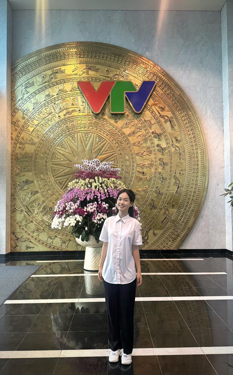 Nữ thủ khoa 17 tuổi đạt 30 điểm tuyệt đối visual như "nàng thơ", mặc áo 60 triệu, nhìn giá bộ sưu tập túi hiệu càng choáng - 2