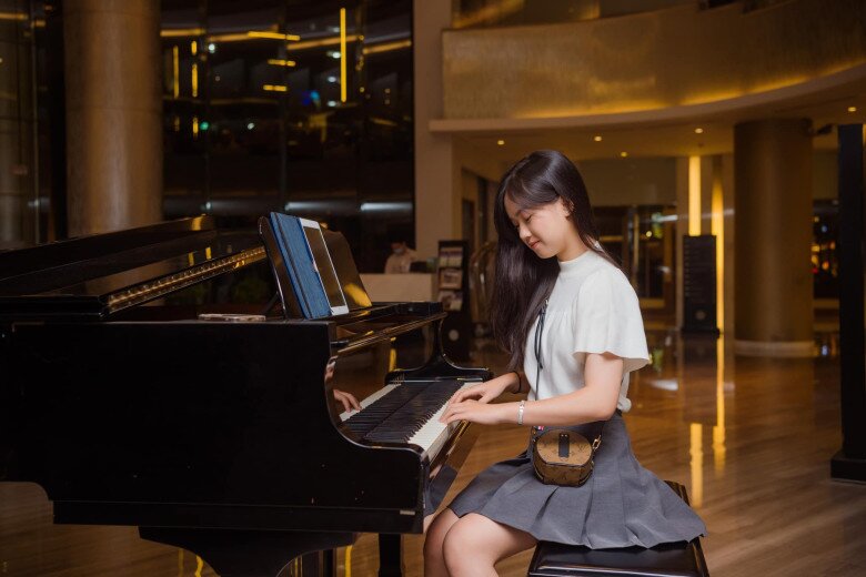 Nữ thủ khoa 17 tuổi đạt 30 điểm tuyệt đối visual như "nàng thơ", mặc áo 60 triệu, nhìn giá bộ sưu tập túi hiệu càng choáng - 5