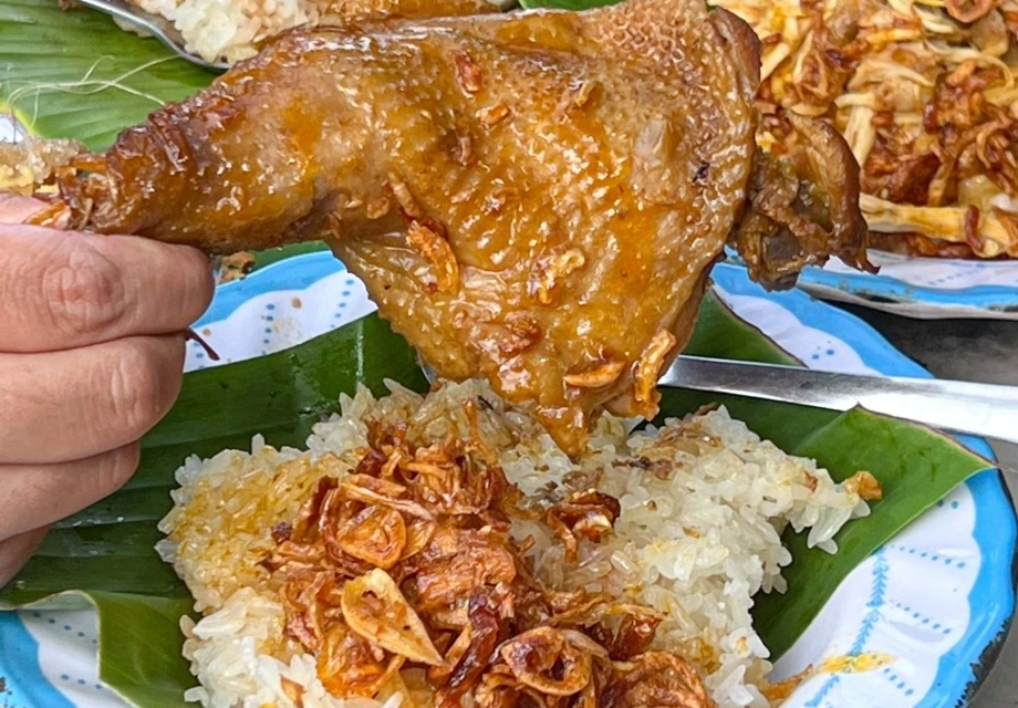 Gánh xôi đùi gà roti 30 năm được yêu thích ở Sài Gòn - Ngôi sao