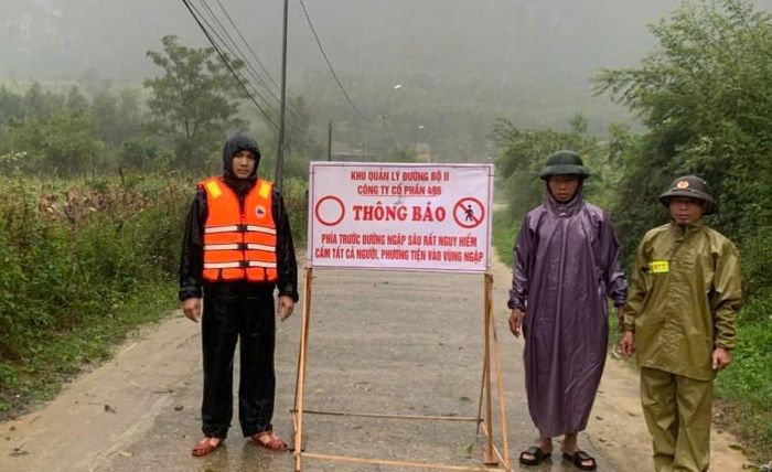 7094443b6b72822cdb63 Đoạn đường bị ngập được đơn vị chức năng đặt cảnh báo, cấm người và phương tiện qua lại.