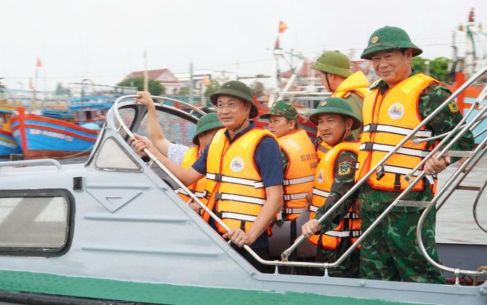 7ed4537b7c32956ccc23 Lãnh đạo tỉnh Quảng Trị kiểm tra công tác neo đậu tàu thuyền, phòng chống bão số 5 tại Nam Cửa Việt sáng 24/8.