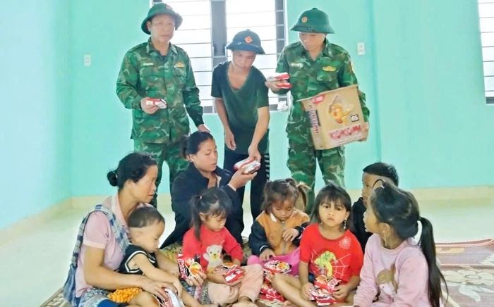 81e4b64b9902705c2913 Lực lượng chức năng phối hợp chính quyền địa phương vận động, di dời các hộ dân tới nơi tránh trú bão an toàn.