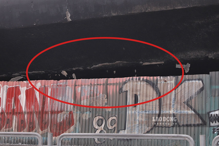 Gầm và thành cầu ám đen bởi khói.