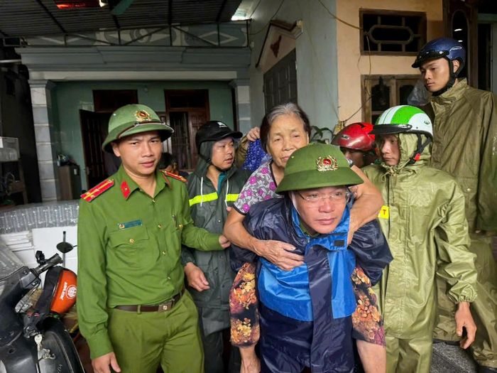 b4e09a4fb5065c580517 Công an Thanh Hóa đưa người dân đến nơi an toàn.