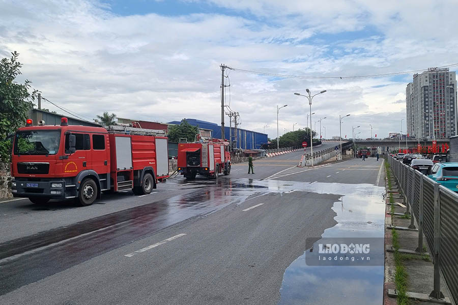 Lực lượng chức năng tạm cấm đường để phục vụ công tác chữa cháy.