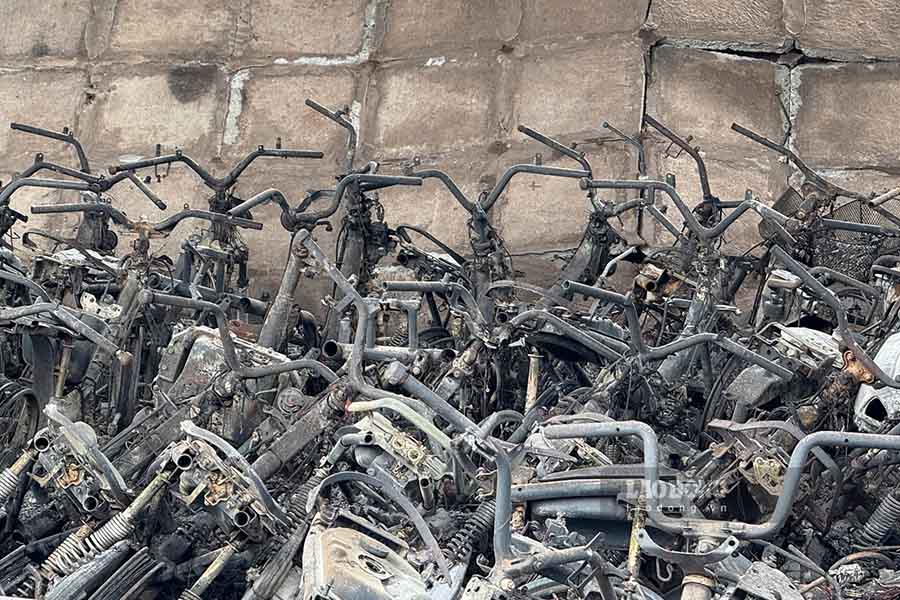 Rất nhiều xe máy cháy trơ khung.