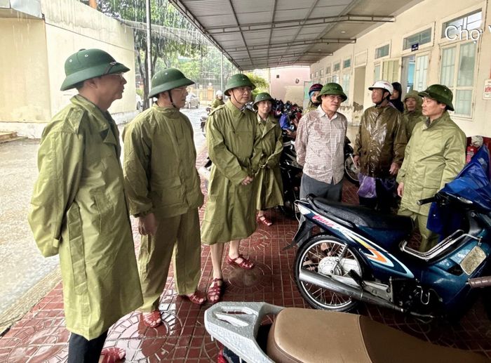 fe7cf0d3df9a36c46f8b Công ty Cổ phần Môi trường và Công trình đô thị Hà Tĩnh khẩn trương thu dọn cây xanh gãy đổ, khơi thông cống rãnh, đảm bảo giao thông thông suốt và hạn chế ngập úng.