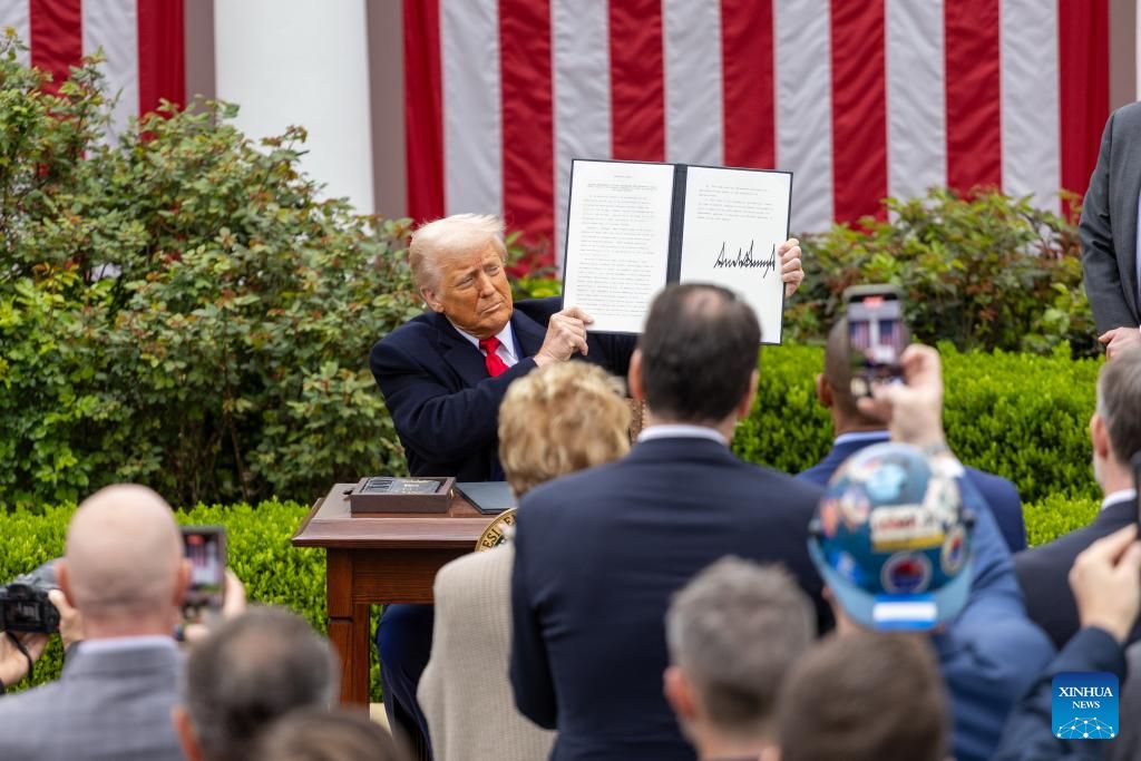 Tổng thống Mỹ Donald Trump công bố sắc lệnh về thuế đối ứng toàn cầu tại Nhà Trắng, ngày 2.4.2025. Ảnh: Xinhua