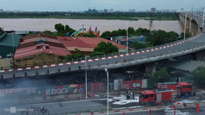 x1-1756540925-9749-1756541203 Bãi xe máy dưới chân cầu Vĩnh Tuy bị cháy chiều 30/8. Ảnh: Phạm Chiểu