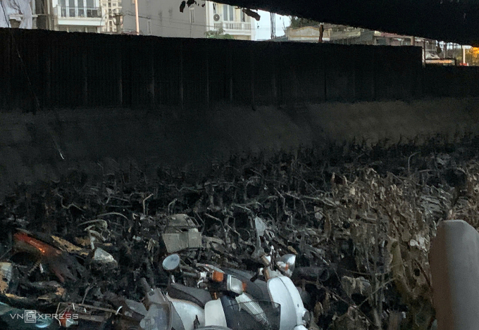 z6961446843458-856ba6b638f5f90-6326-1615-1756554143 Xe máy bị thiêu rụi sau đám cháy. Ảnh: Phạm Chiểu