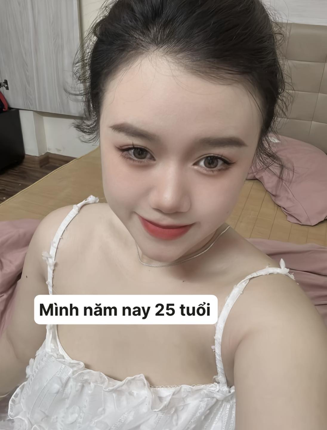 Có thể là hình ảnh về 1 người và văn bản cho biết 'Mình năm nay 25 tuổi'