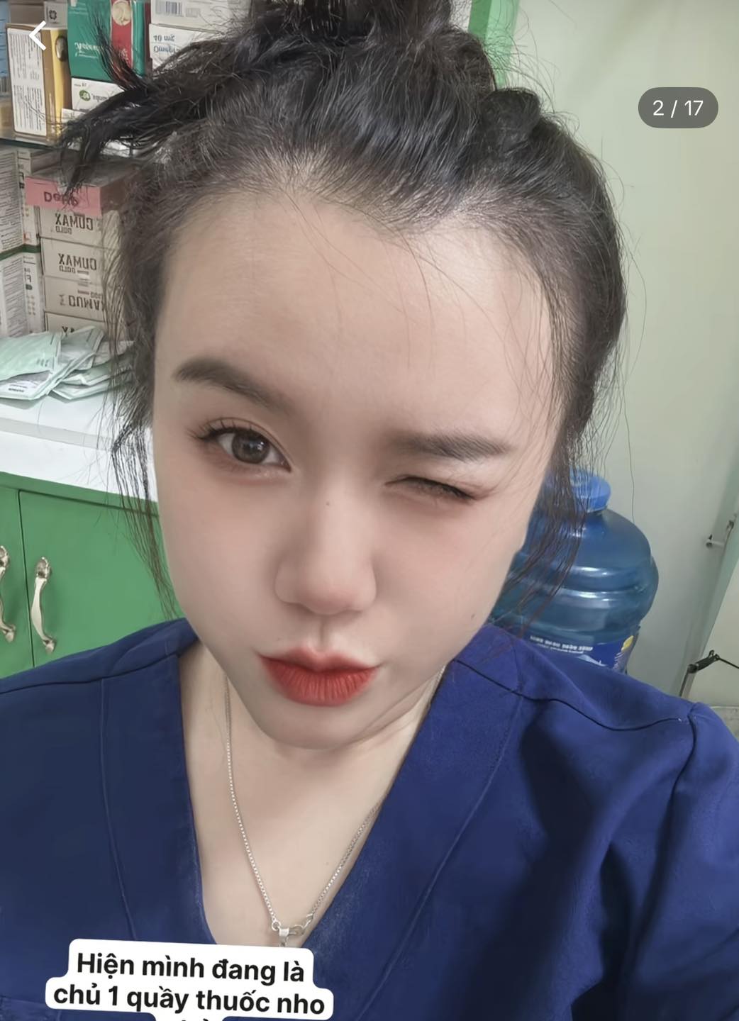 Có thể là hình ảnh về 1 người và văn bản cho biết 'HONE 100 XAMOO 2/17 2 2/17 ZAMUO พ Oлиy Hiện mình đang là chủ 1 quầy thuốc nho'
