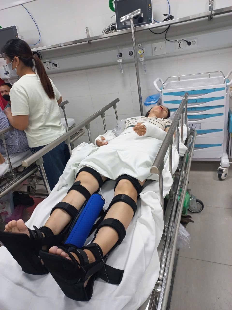 Có thể là hình ảnh về 2 người và bệnh viện
