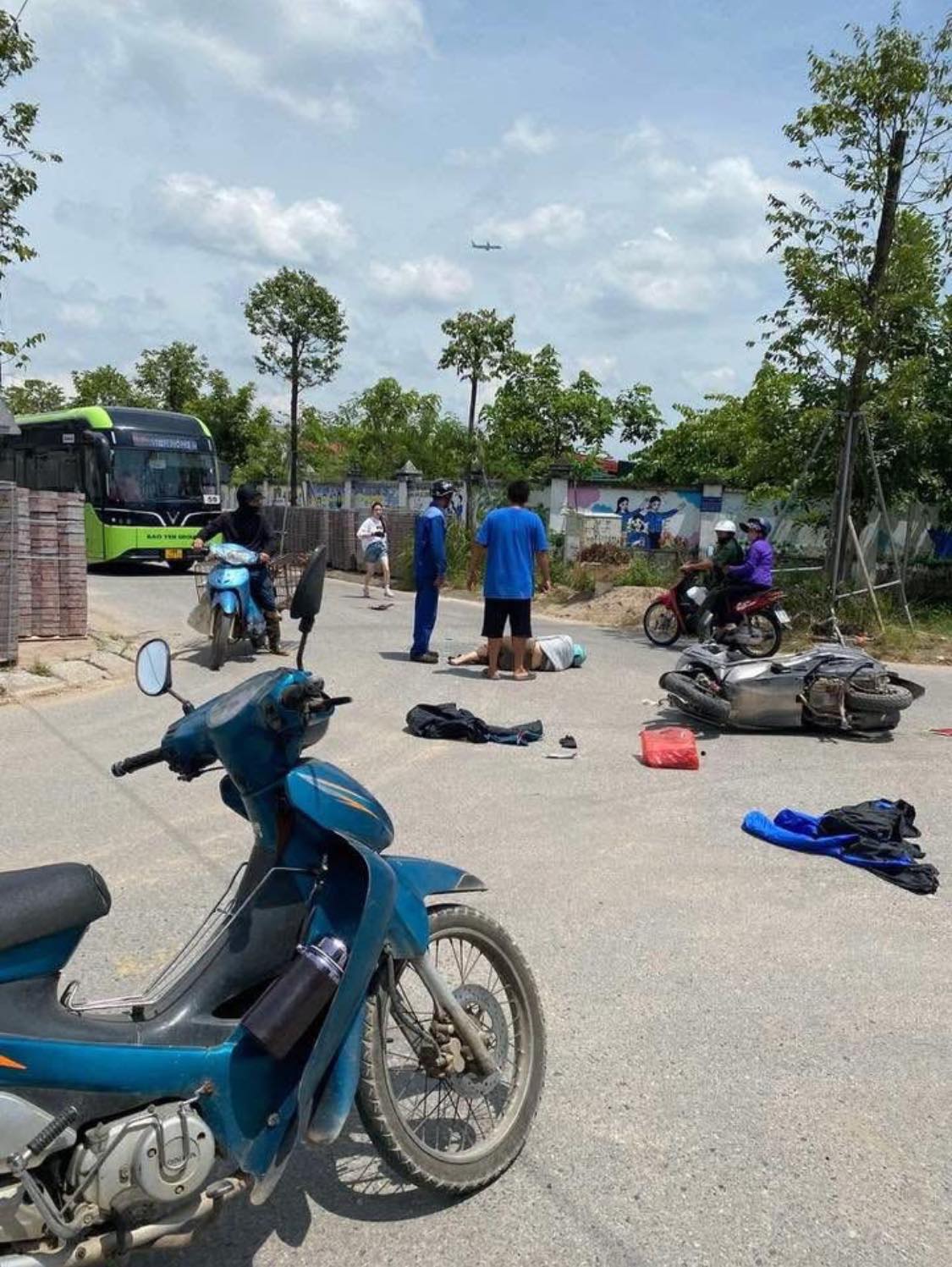 Có thể là hình ảnh về 6 người, xe scooter và xe môtô