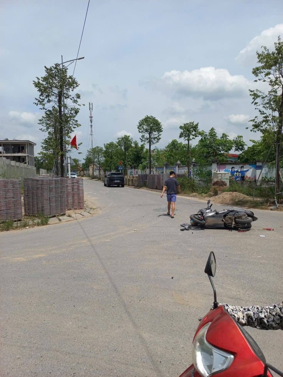 Có thể là hình ảnh về 1 người, xe môtô và xe scooter