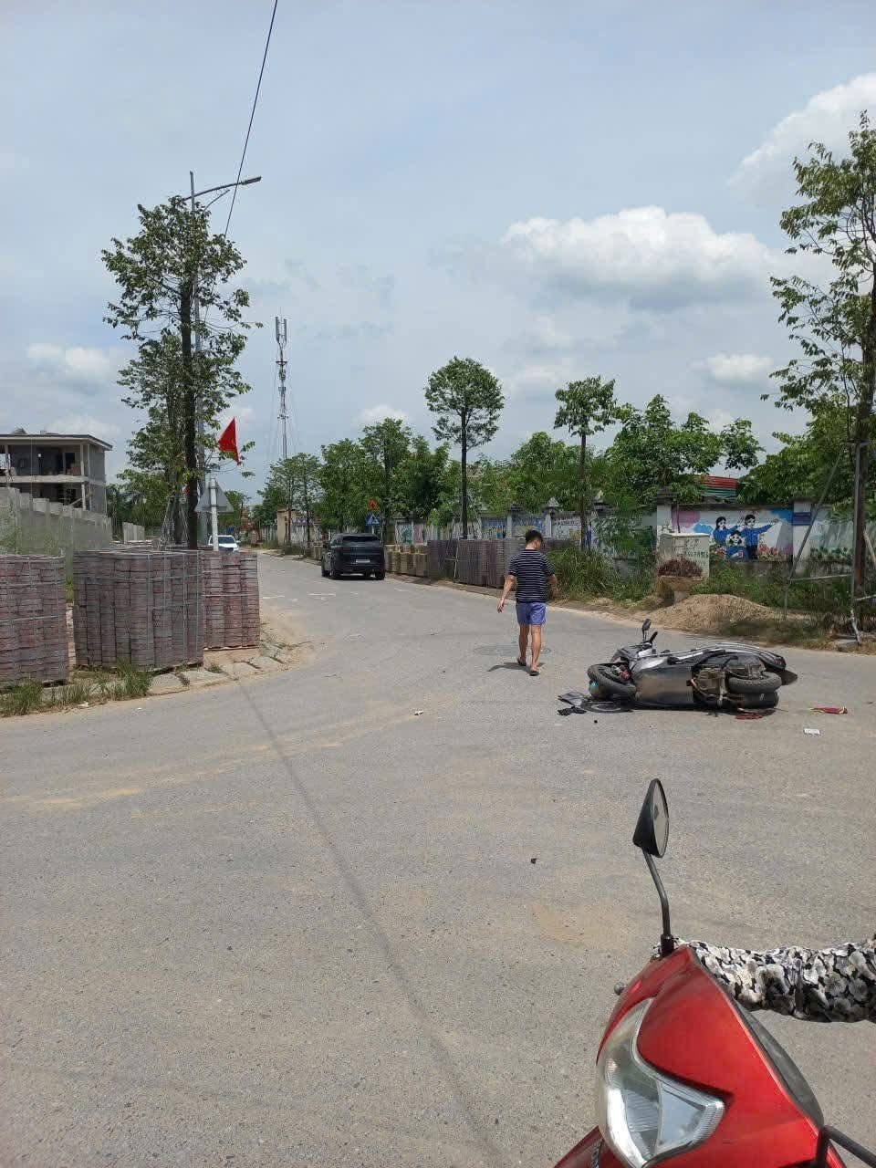 Có thể là hình ảnh về 2 người, xe scooter, xe môtô và xe segway