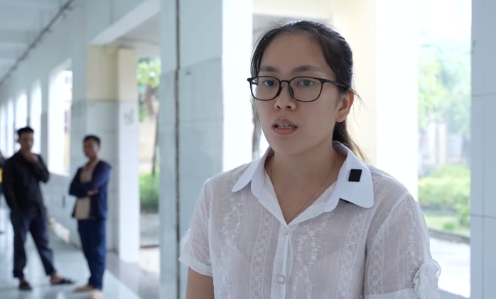 Vụ 40 học sinh ngộ độc: Nữ phó hiệu trưởng nói gì về clip "ngăn học sinh đi viện" gây tranh cãi? - Ảnh 1.