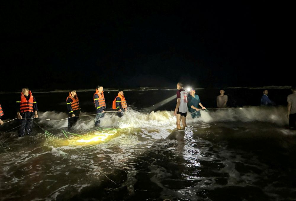 Lực lượng chức năng nỗ lực tìm kiếm cháu bé bị mất tích tại khu vực biển Tiến Trang. Ảnh: Công an Thanh Hóa