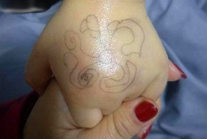 Con gái mừng rỡ khi được "giáo viên" vẽ ký hiệu lạ trên tay, nhưng vừa nhìn thấy bà mẹ lập tức báo cảnh sát- Ảnh 1.