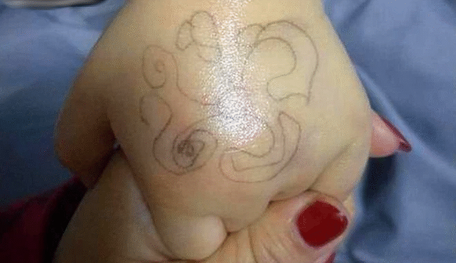 Con gái mừng rỡ khi được "giáo viên" vẽ ký hiệu lạ trên tay, nhưng vừa nhìn thấy bà mẹ lập tức báo cảnh sát- Ảnh 1.