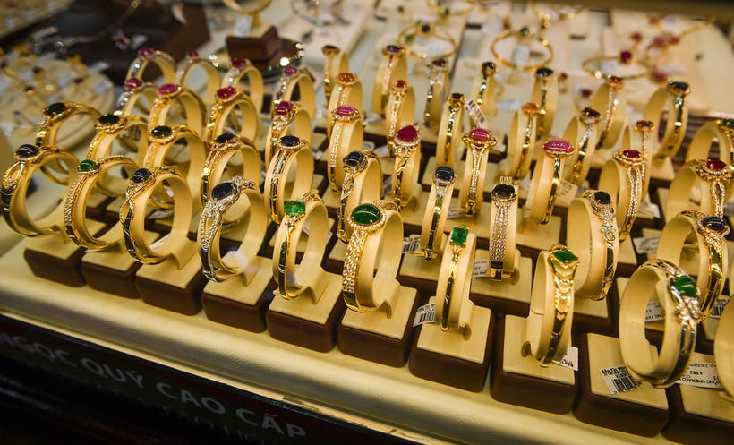 Tại hệ thống DOJI, giá vàng miếng ở Hà Nội và TP.HCM cùng niêm yết ở mức 147,6 – 148,9 triệu đồng/lượng, tăng 100.000 đồng ở chiều mua vào nhưng giảm 300.000 đồng ở chiều bán ra so với phiên liền trước. Mức chênh lệch mua – bán duy trì quanh 1,3 triệu đồng/lượng.