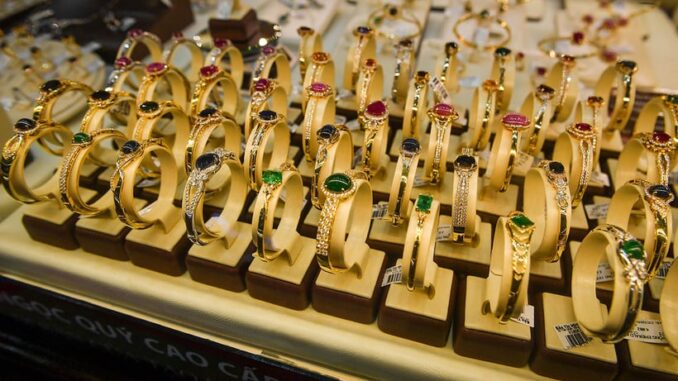 Tại hệ thống DOJI, giá vàng miếng ở Hà Nội và TP.HCM cùng niêm yết ở mức 147,6 – 148,9 triệu đồng/lượng, tăng 100.000 đồng ở chiều mua vào nhưng giảm 300.000 đồng ở chiều bán ra so với phiên liền trước. Mức chênh lệch mua – bán duy trì quanh 1,3 triệu đồng/lượng.