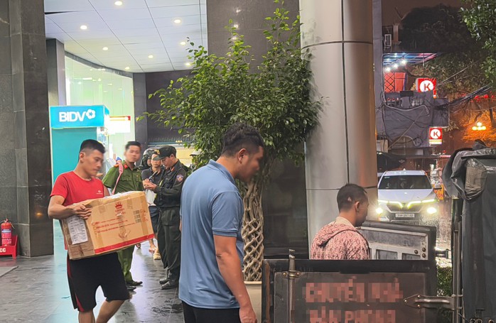 Nhiều thùng carton niêm phong được chuyển lên xe thùng. Ảnh Nguyễn Hưởng