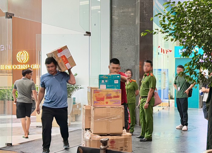 Khoảng 19 giờ 50 phút cùng ngày hoàn tất việc đưa các thùng carton lên xe tải