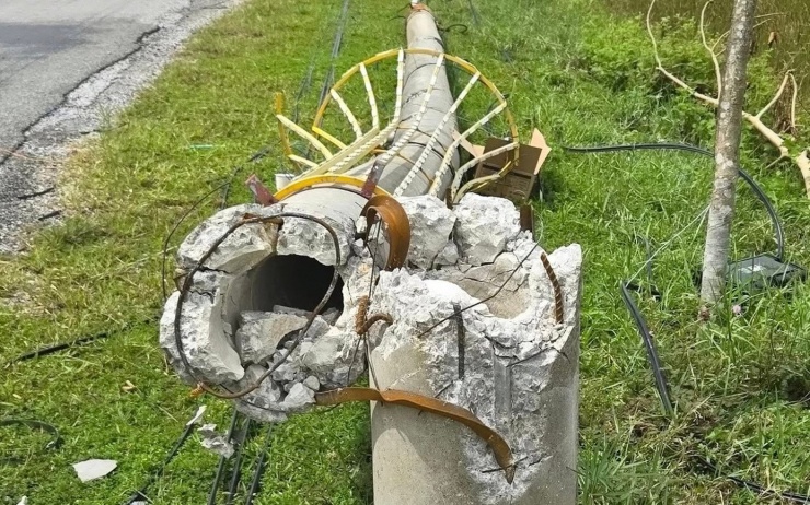 Cột đèn điện chiếu sáng gãy gập sau bão.