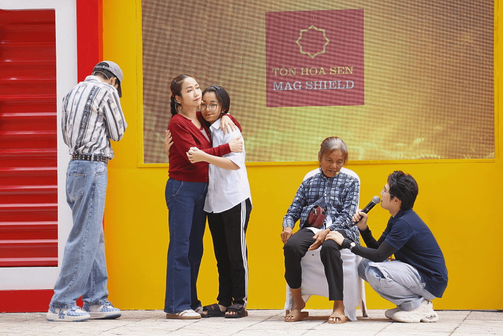 1760160435-ns-t-c-thanh-v-n-b-t-kh-c-l-m-th-kh-ng-c-b-con-d-v-i-b-t-c-l-do-g-2 NSƯT Ốc Thanh Vân bật khóc: “Là mẹ thì không được bỏ con, dù với bất cứ lý do gì” - 2