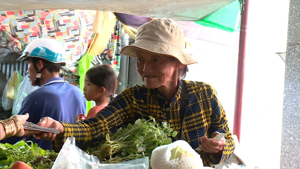 1760160464-ns-t-c-thanh-v-n-b-t-kh-c-l-m-th-kh-ng-c-b-con-d-v-i-b-t-c-l-do-g-2 NSƯT Ốc Thanh Vân bật khóc: “Là mẹ thì không được bỏ con, dù với bất cứ lý do gì” - 3