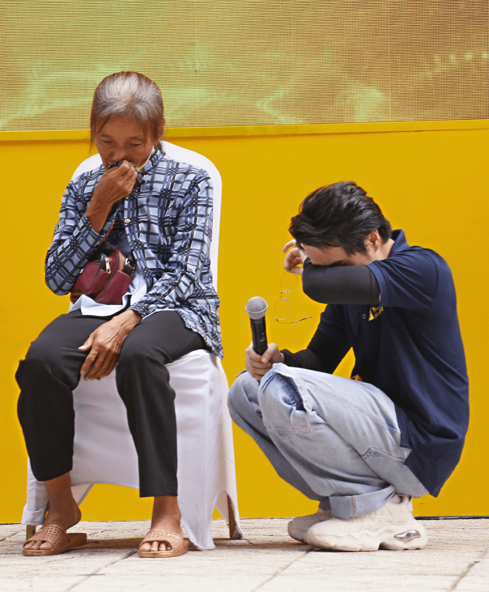 1760160501-ns-t-c-thanh-v-n-b-t-kh-c-l-m-th-kh-ng-c-b-con-d-v-i-b-t-c-l-do-g-3 NSƯT Ốc Thanh Vân bật khóc: “Là mẹ thì không được bỏ con, dù với bất cứ lý do gì” - 5