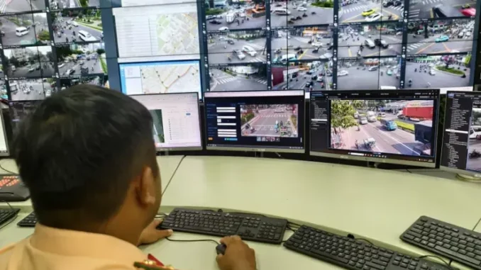 Từ dữ liệu ghi nhận của camera, cán bộ kỹ thuật sẽ rà soát một lần nữa và gửi lên hệ thống tra cứu phạt nguội trong vòng từ 8-10 ngày. Ảnh: THY NHUNG