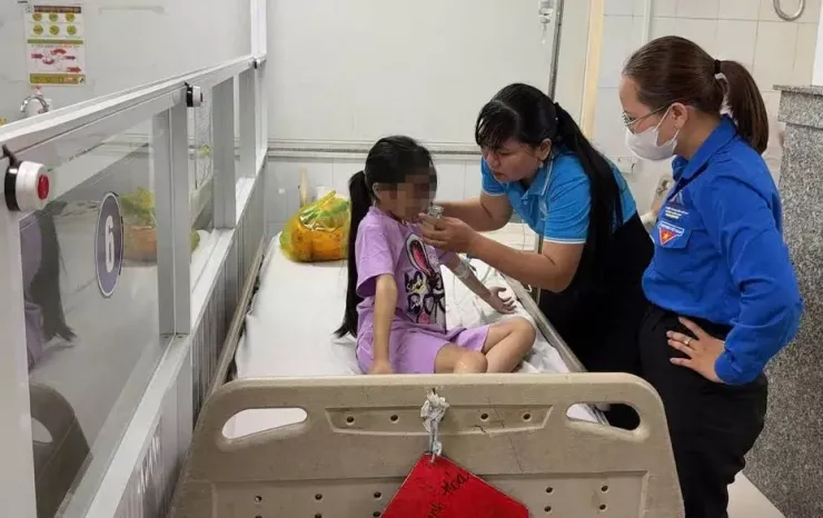 Bé gái được Hội phụ nữ, Đoàn thanh niên phường Tân Uyên chăm sóc ở bệnh viện.