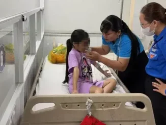 Bé gái được Hội phụ nữ, Đoàn thanh niên phường Tân Uyên chăm sóc ở bệnh viện.