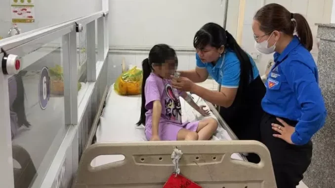 Bé gái được Hội phụ nữ, Đoàn thanh niên phường Tân Uyên chăm sóc ở bệnh viện.