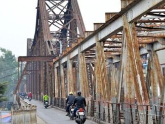 Cầu Long Biên tạm cấm xe thô sơ hướng vào trung tâm thành phố từ ngày 1-11. Ảnh: TTXVN