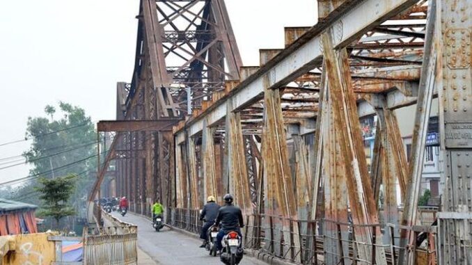 Cầu Long Biên tạm cấm xe thô sơ hướng vào trung tâm thành phố từ ngày 1-11. Ảnh: TTXVN