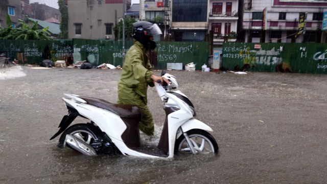 Mưa dữ dội suốt đêm, Hà Nội lại ngập kinh hoàng ở nhiều tuyến phố- Ảnh 8.